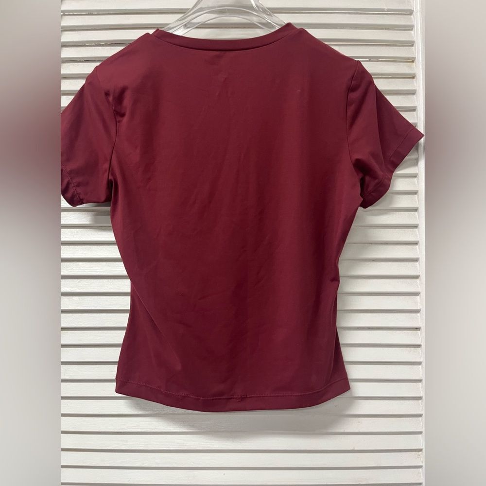 TRENDY QUEEN ✨women active wear medium ✨Burgundy Short Sleeve Top - Picture 6 of 6
